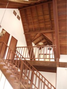 casa-de-madera-interior-escalinata