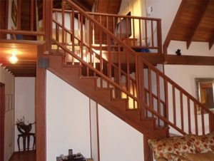 casa-de-madera-interior-escalera